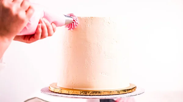 Baker Leidingen Pastel Kleur Botterroom Rozetten Een Witte Cake Maken — Stockfoto