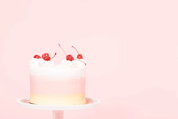 분홍색 배경에 Spumoni 케이크 — 스톡 사진