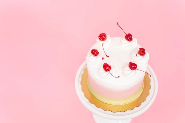 Tort Urodzinowy Spumoni Różowym Tle — Zdjęcie stockowe