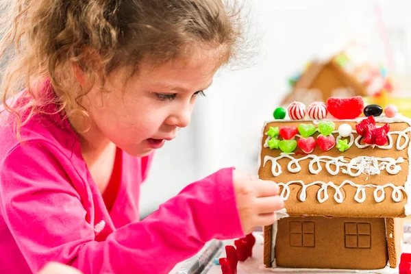 Dekorowanie Pierników Małe Domy Boże Narodzenie Dla Dzieci Losowa Strona — Zdjęcie stockowe