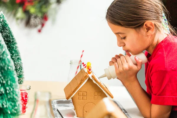 Kinder Schmücken Kleine Lebkuchenhäuser Bei Der Weihnachtsbastelparty — Stockfoto