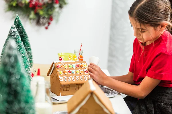 Kinder Schmücken Kleine Lebkuchenhäuser Bei Der Weihnachtsbastelparty — Stockfoto