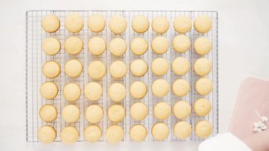 Düz yatıyordu. Cupcake gömlekleri içine vanilyalı kek hamuru scooping.