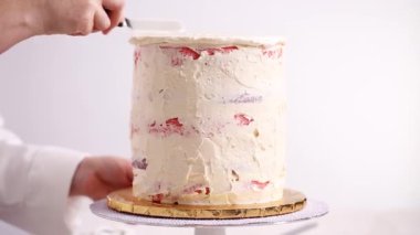 Pembe ve mor pasta katının montaj Baker yapmak için tek boynuzlu at kek küçük kızın Doğum günü partisi için.
