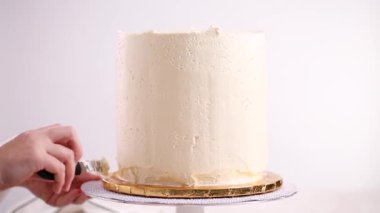 Beyaz buttercream buzlanma ile pembe ve mor pasta frosting Baker.