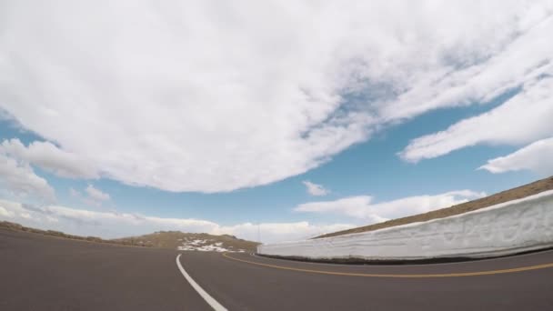トレイルリッジ ロード シーズンのオープニングの週末にロッキー山脈国立公園で運転 — ストック動画