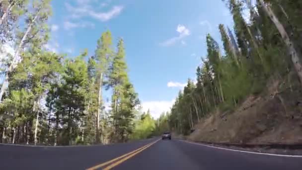 在落基山国家公园的铺面公路上行驶 — 图库视频影像