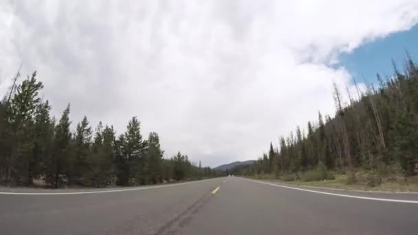 Condução Estrada Pavimentada Parque Nacional Montanha Rochosa — Vídeo de Stock