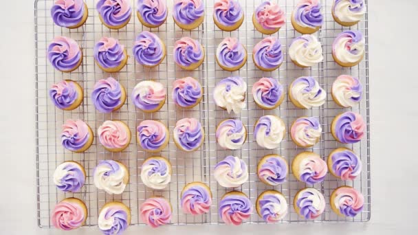 Flat Lag Afstoffen Van Kleine Vanille Cupcakes Met Voedsel Glittery — Stockvideo