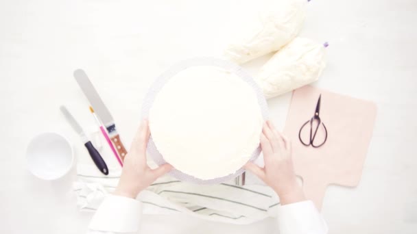 Пласка Лежала Заморожування Рожевого Фіолетового Торта Білим Масляним Кремом — стокове відео