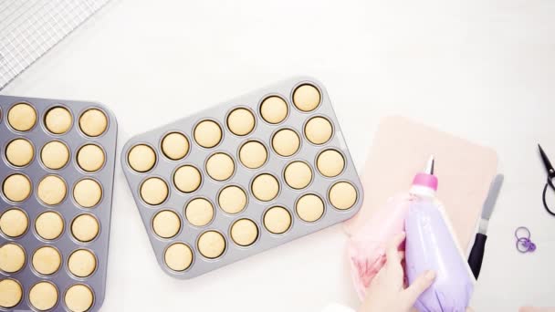 Düz Yatıyordu Cupcake Gömlekleri Içine Vanilyalı Kek Hamuru Scooping — Stok video