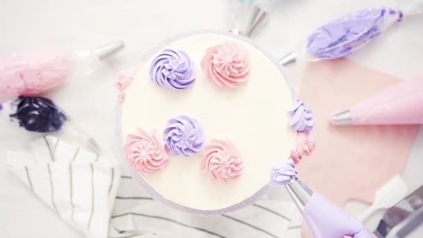 Pose Plate Tuyauterie Rosettes Crème Beurre Couleur Pastel Sur Gâteau — Video