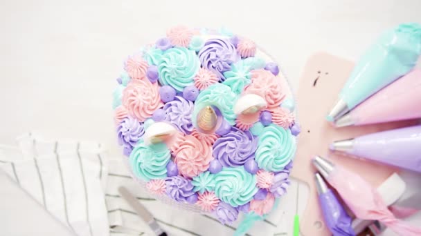 Pose Plate Tuyauterie Rosettes Crème Beurre Couleur Pastel Sur Gâteau — Video