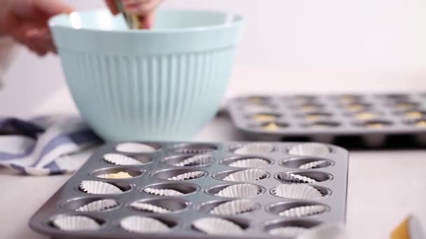 Επίπεδη Θέσει Επένδυση Στα Ταψί Για Muffins Χιτώνια Χαρτί Cupcake — Αρχείο Βίντεο