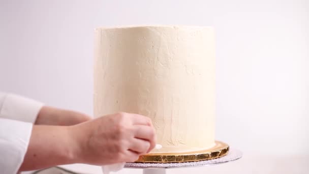 Gâteau Baker Glaçage Rose Violet Avec Glaçage Crème Beurre Blanche — Video