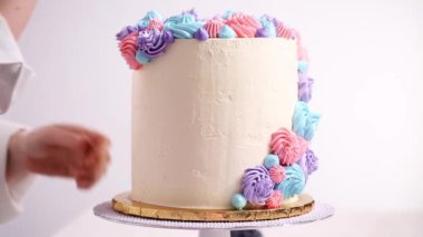 Baker boru pastel renk buttercream rozet beyaz bir pastayı tek boynuzlu at yapmak kek.