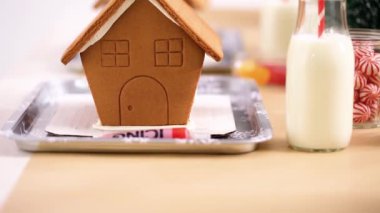 Gösterişli evler çocuklar el sanatları yılbaşı partisinde, yakın çekim.