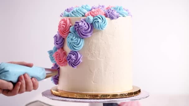 Baker Rörledningar Pastell Färg Buttercream Rosetter Vit Tårta Att Göra — Stockvideo