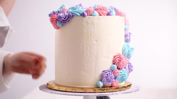 Baker Σωληνώσεις Παστέλ Χρώμα Buttercream Ρόδακες Ένα Άσπρο Κέικ Κάνει — Αρχείο Βίντεο