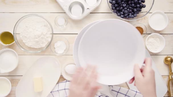 Misturando Ingredientes Juntos Tigela Mistura Para Muffins Mirtilo — Vídeo de Stock