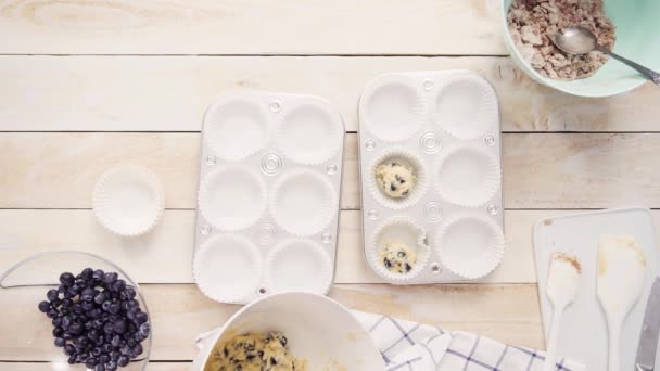 Scooping Βακκινίων Muffin Κτύπημα Στο Μέταλλο Muffin Τηγάνι — Αρχείο Βίντεο