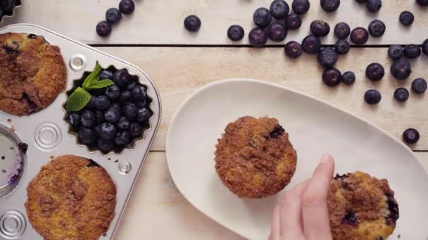 从金属松饼锅里取出蓝莓松饼 — 图库视频影像