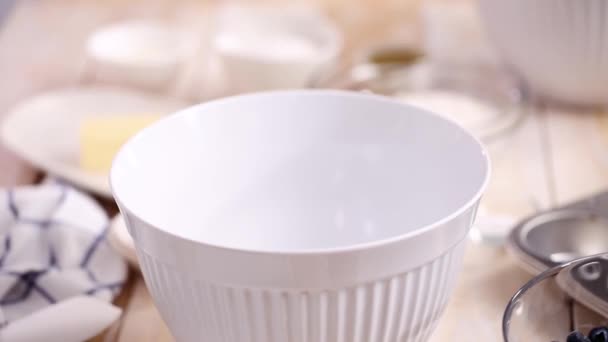 Επίπεδη Θέσει Υλικά Στο Τραπέζι Για Κάνει Blueberry Muffins — Αρχείο Βίντεο