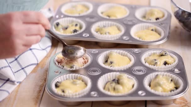 Scooping Blueberry Muffin Beslag Muffin Metaalpan — Stockvideo