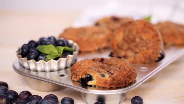 Uit Oven Blueberry Muffins Met Kaneel Suiker Topping — Stockvideo