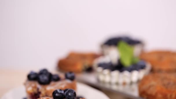 Platt Låg Hemmagjord Blueberry Muffins Gjord Med Ekologiska Ingredienser — Stockvideo