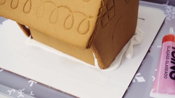 Kinderfest Schmückt Kleine Lebkuchenhäuser Mit Bonbons — Stockvideo