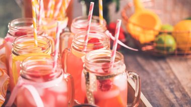 Frambuazlı limonata taze limon ve mason kavanoz içme içinde ahududu ile süslenmiş.