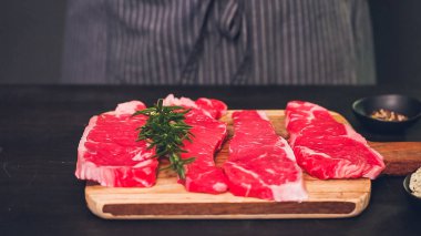 Ham New York şerit biftek ağaç kesme tahtası.