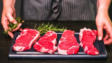 Ham New York şerit biftek ağaç kesme tahtası.