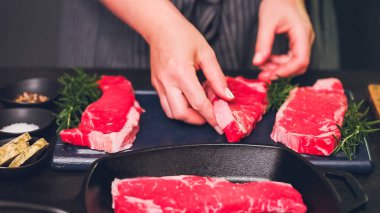 Dökme demir tavada ham New York şerit biftek.