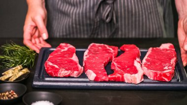 Ham New York şerit biftek ağaç kesme tahtası.