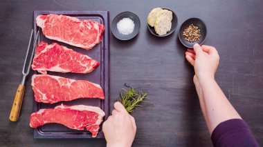 Ham New York şerit biftek ağaç kesme tahtası.