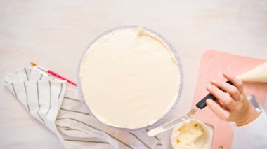 Düz yatıyordu. Beyaz buttercream buzlanma ile pembe ve mor pasta buzlanma.