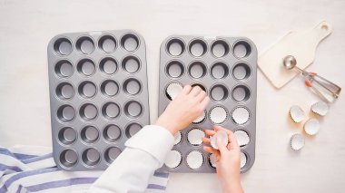 Düz yatıyordu. Kağıt cupcake gömlekleri ile astar cupcake tavada.