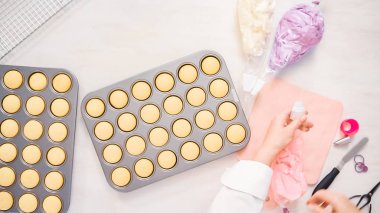 Düz yatıyordu. Taze pişmiş küçük vanilyalı kek.