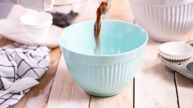 Blueberry muffins için karıştırma kase içinde birlikte malzemeyi karıştırma.