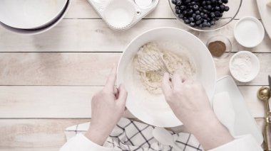 Blueberry muffins için karıştırma kase içinde birlikte malzemeyi karıştırma.