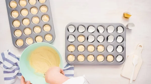 Düz Yatıyordu Cupcake Gömlekleri Içine Vanilyalı Kek Hamuru Scooping — Stok fotoğraf