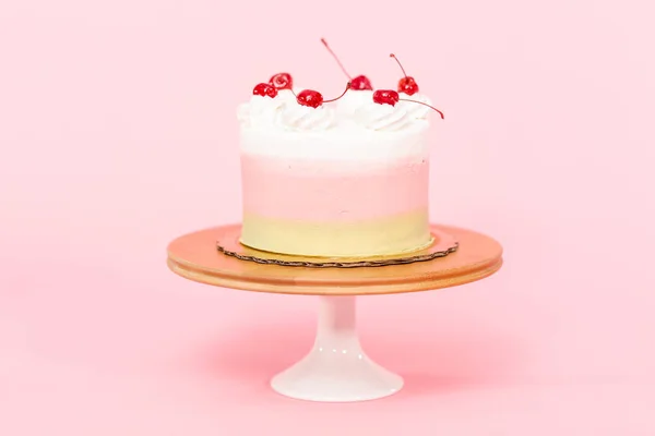 Geburtstag Spumoni Kuchen Auf Rosa Hintergrund — Stockfoto