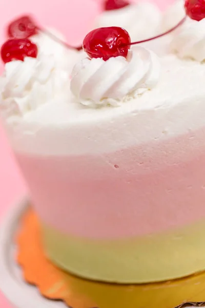 Geburtstag Spumoni Kuchen Auf Rosa Hintergrund — Stockfoto
