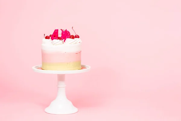 Geburtstag Spumoni Kuchen Auf Rosa Hintergrund — Stockfoto