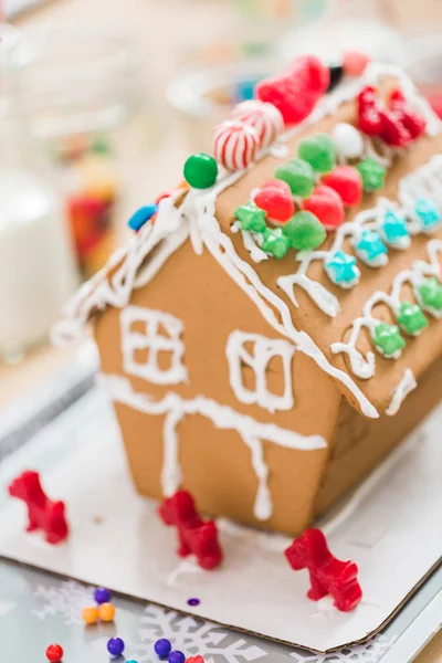 Kinder Schmücken Kleine Lebkuchenhäuser Bei Der Weihnachtsbastelparty — Stockfoto