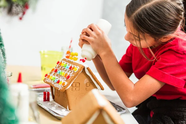 Kinder Schmücken Kleine Lebkuchenhäuser Bei Der Weihnachtsbastelparty — Stockfoto