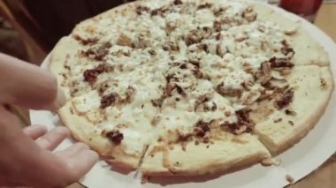 Küçük dağ kasabası pizza restoranda yemek out.