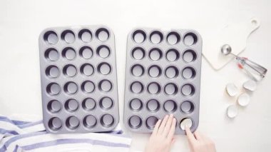 Düz yatıyordu. Kağıt cupcake gömlekleri ile astar cupcake tavada.